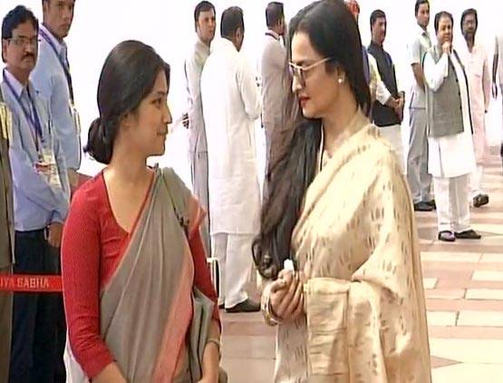 वोट डालने संसद पहुंचीं रेखा ने डिंपल संग दिया पोज, सचिन भी पहुंचे