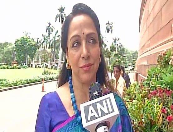 वोट डालने संसद पहुंचीं रेखा ने डिंपल संग दिया पोज, सचिन भी पहुंचे