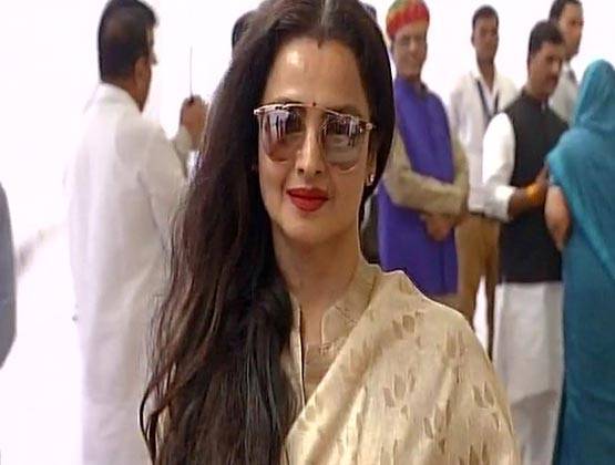 वोट डालने संसद पहुंचीं रेखा ने डिंपल संग दिया पोज, सचिन भी पहुंचे