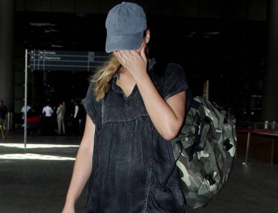 क्या प्रेग्नेंट हैं नरगिस फाखरी! एयरपोर्ट पर नजर आई बेबी बंप के साथ