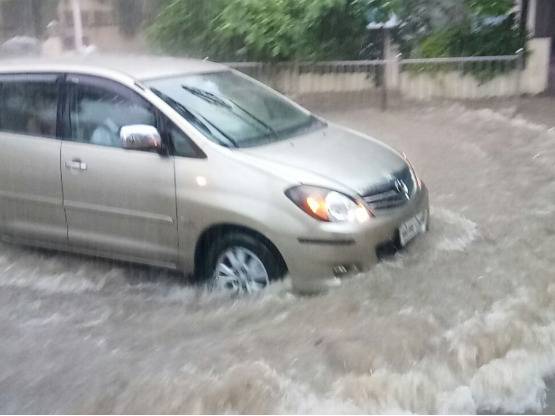 अमिताभ का घर 'जल'सा, शाहरुख का दफ्तर भी पानी-पानी