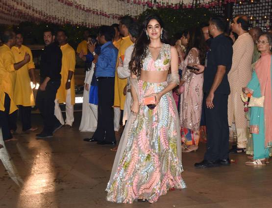 मुकेश अंबानी के घर गणेशोत्सव.. बॉलीवुड सितारों का लगा जमावड़ा