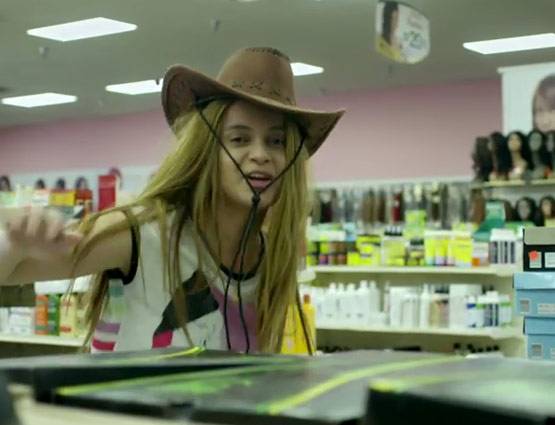 कंगना को लगी जुए और चोरी की लत, बताया लड़का पटाना तो टैलेंट है