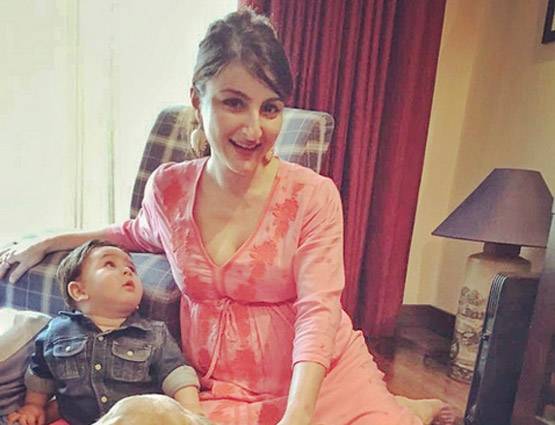 Mummy करीना के सेट पर पहुंचा तैमूर, मौसी और भाई-बहन भी थे साथ