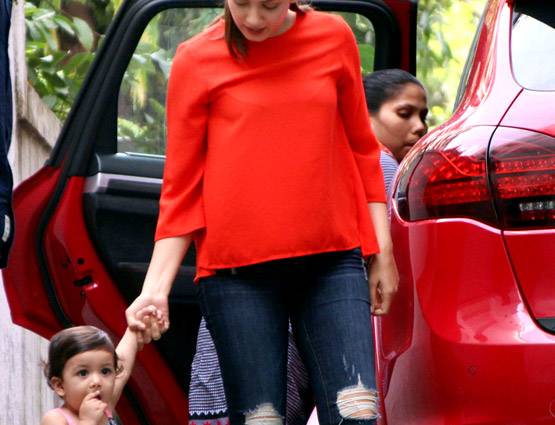 गोद से उतर चलने लगीं शाहिद की बेटी मीशा, PHOTOS हुईं वायरल