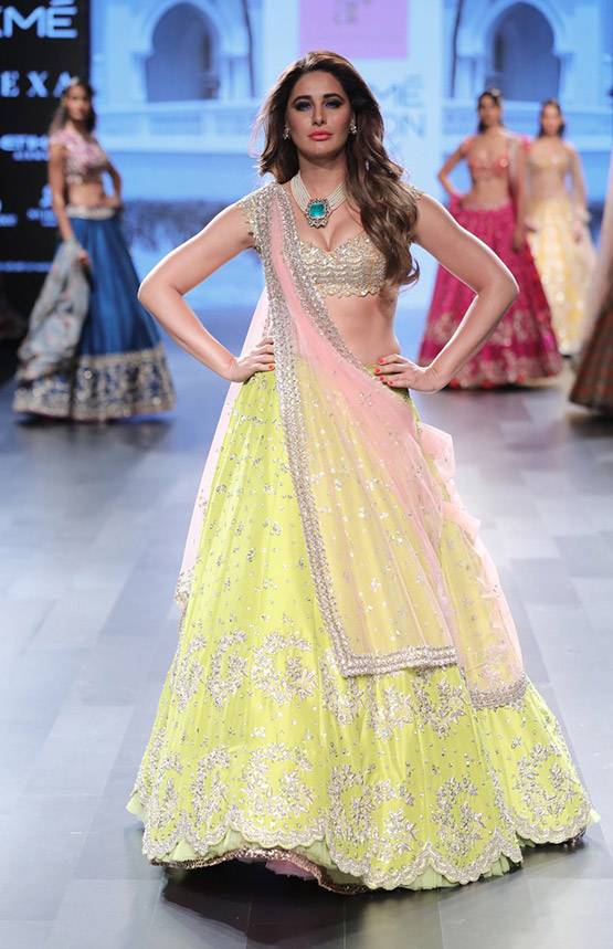 लैक्मे फैशन वीक के रैंप पर ये क्या पहनकर पहुंचे रणवीर, इन एक्ट्रेसि‍स ने भी उड़ाए होश