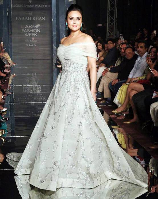 लैक्मे फैशन वीक के रैंप पर ये क्या पहनकर पहुंचे रणवीर, इन एक्ट्रेसि‍स ने भी उड़ाए होश