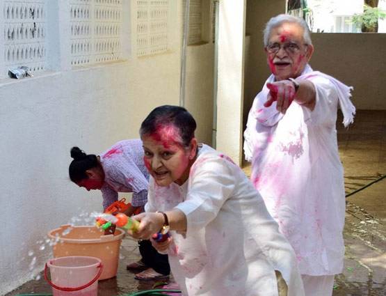 लाइमलाइट से दूर खेती करती है गुलजार की वाइफ राखी, अब दिखने लगी हैं ऐसी