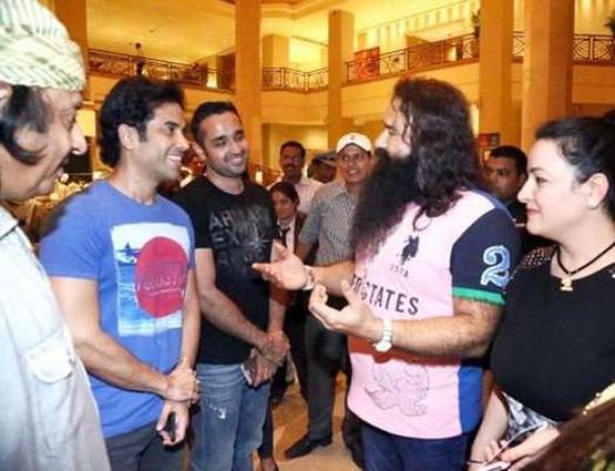 सनी लीयोन, विराट कोहली, ऋतिक समेत ये CELEBS हुए बाबा के साथ Spot