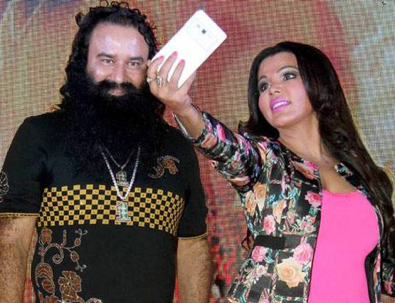 सनी लीयोन, विराट कोहली, ऋतिक समेत ये CELEBS हुए बाबा के साथ Spot