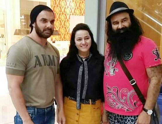 सनी लीयोन, विराट कोहली, ऋतिक समेत ये CELEBS हुए बाबा के साथ Spot