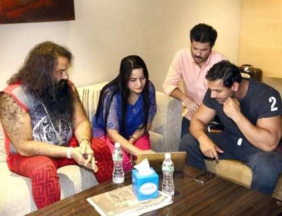 सनी लीयोन, विराट कोहली, ऋतिक समेत ये CELEBS हुए बाबा के साथ Spot