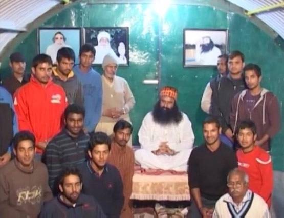 सनी लीयोन, विराट कोहली, ऋतिक समेत ये CELEBS हुए बाबा के साथ Spot