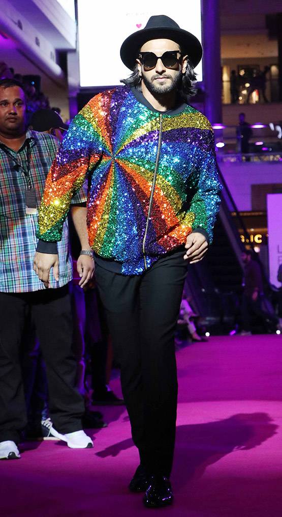 लैक्मे फैशन वीक के रैंप पर ये क्या पहनकर पहुंचे रणवीर, इन एक्ट्रेसि‍स ने भी उड़ाए होश