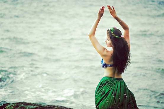 काफी बोल्ड है टीवी की यह बहू.. बॉयफ्रेंड क्लिक करते हैं हॉट तस्वीरें