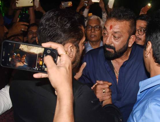 सलमान से लेकर ऐश्वर्या तक इस अंदाज में अंबानी के गणेशोत्सव में पहुंचे सितारे