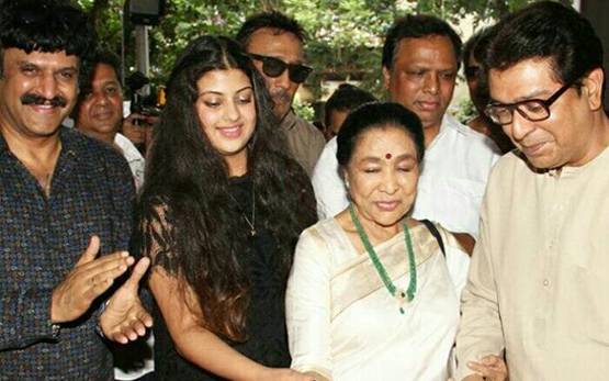 मां अंजली की हमशक्ल लग रही हैं सचिन की बेटी सारा, इवेंट में एक साथ हुए स्पॉट