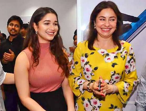 मां अंजली की हमशक्ल लग रही हैं सचिन की बेटी सारा, इवेंट में एक साथ हुए स्पॉट