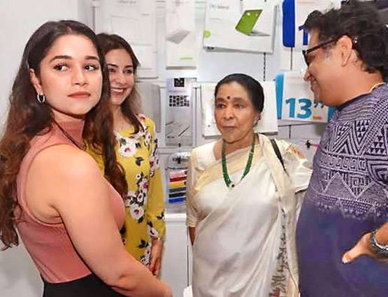 मां अंजली की हमशक्ल लग रही हैं सचिन की बेटी सारा, इवेंट में एक साथ हुए स्पॉट