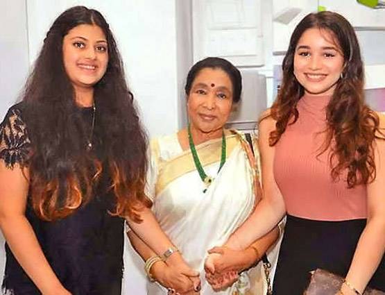 मां अंजली की हमशक्ल लग रही हैं सचिन की बेटी सारा, इवेंट में एक साथ हुए स्पॉट