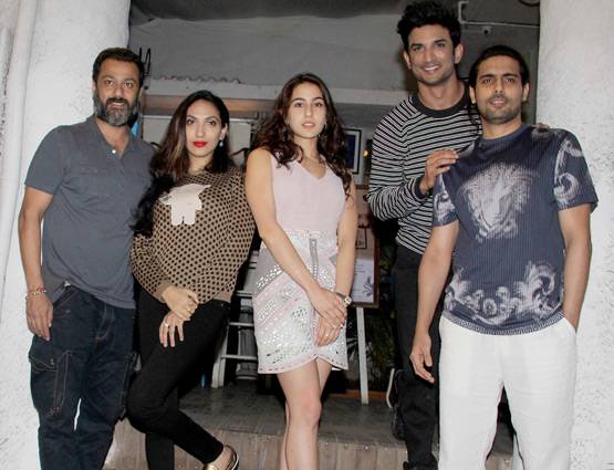 डेब्यू फिल्म की टीम के साथ DINNER एंजॉय करती दिखीं सारा, PHOTOS में दिखा ग्लैमरस लुक