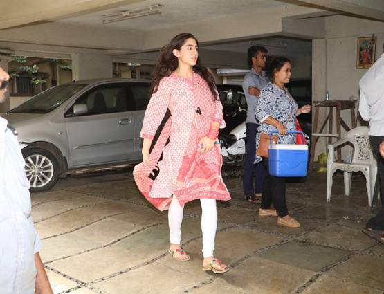 डेब्यू फिल्म की टीम के साथ DINNER एंजॉय करती दिखीं सारा, PHOTOS में दिखा ग्लैमरस लुक