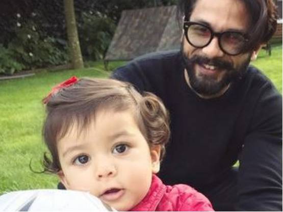 अक्षय ने आरव के साथ की कुकिंग, तो शाहिद ने मीशा के साथ खेली फुटबॉल