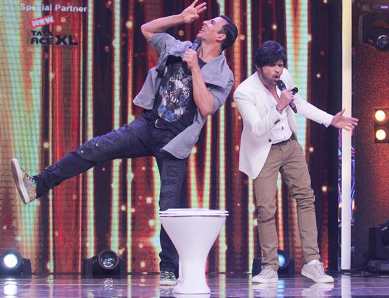 एक ही शो पर पहुंचे शाहरुख और अक्षय कुमार, हुआ ये धमाल