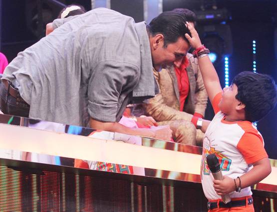 एक ही शो पर पहुंचे शाहरुख और अक्षय कुमार, हुआ ये धमाल