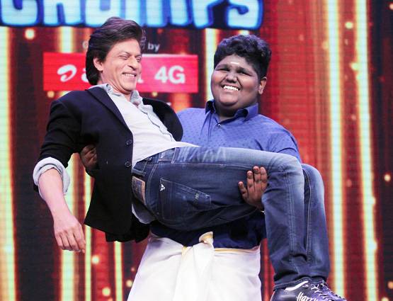 एक ही शो पर पहुंचे शाहरुख और अक्षय कुमार, हुआ ये धमाल