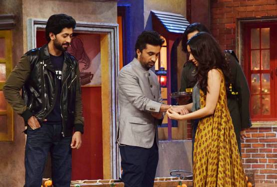 PHOTOS: 'ड्रामा कंपनी' के सेट पर श्रद्धा ने कृष्णा को बांधी राखी