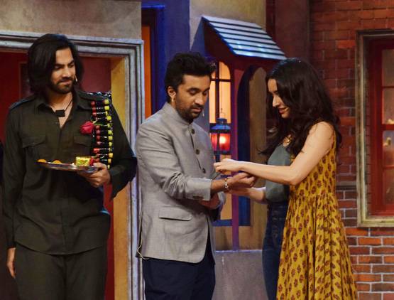 PHOTOS: 'ड्रामा कंपनी' के सेट पर श्रद्धा ने कृष्णा को बांधी राखी