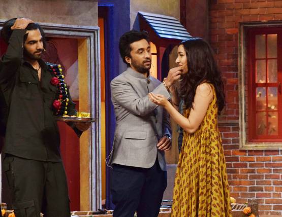 PHOTOS: 'ड्रामा कंपनी' के सेट पर श्रद्धा ने कृष्णा को बांधी राखी