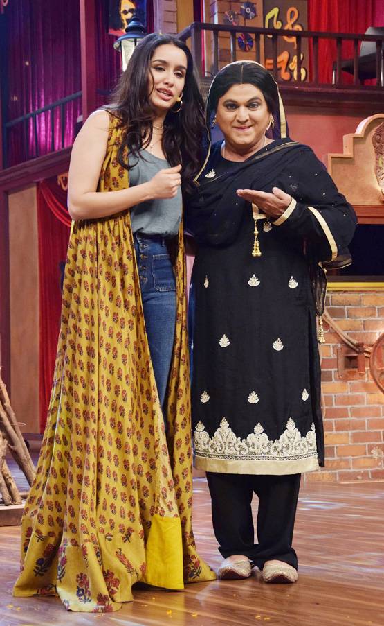 PHOTOS: 'ड्रामा कंपनी' के सेट पर श्रद्धा ने कृष्णा को बांधी राखी