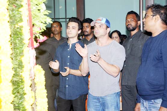 Ganpati Visarjan 2017: सलमान के घर के गार्डन में हुअा गणपति विसर्जन, photos