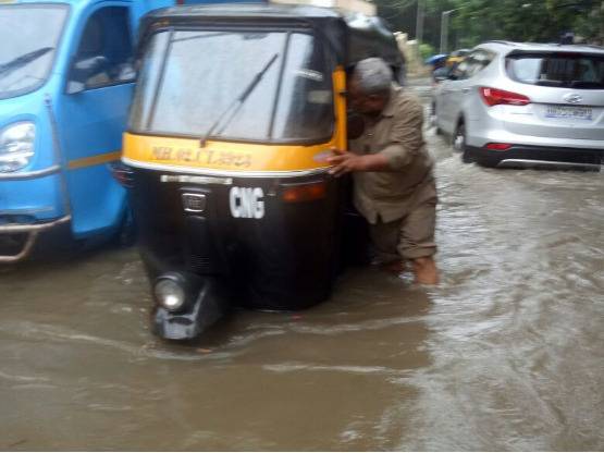 अमिताभ का घर 'जल'सा, शाहरुख का दफ्तर भी पानी-पानी