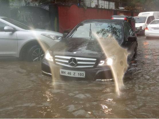 अमिताभ का घर 'जल'सा, शाहरुख का दफ्तर भी पानी-पानी