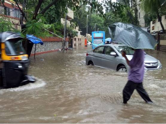 अमिताभ का घर 'जल'सा, शाहरुख का दफ्तर भी पानी-पानी