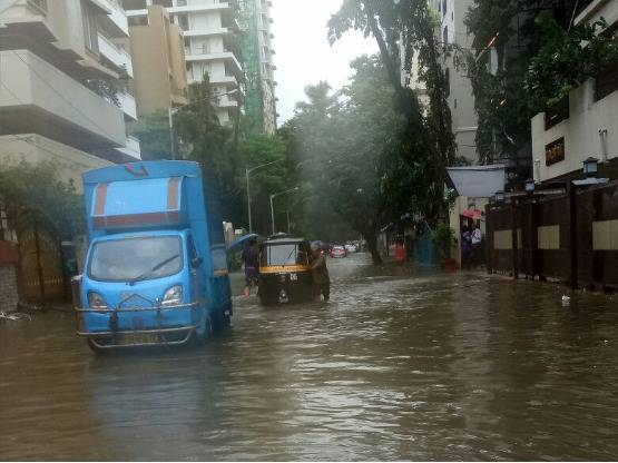 अमिताभ का घर 'जल'सा, शाहरुख का दफ्तर भी पानी-पानी