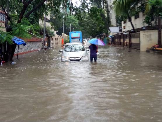 अमिताभ का घर 'जल'सा, शाहरुख का दफ्तर भी पानी-पानी
