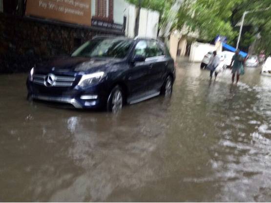 अमिताभ का घर 'जल'सा, शाहरुख का दफ्तर भी पानी-पानी