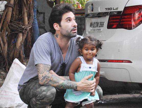 PHOTOS: पापा के साथ मस्ती करती दिखी सनी लियोनी की बेटी