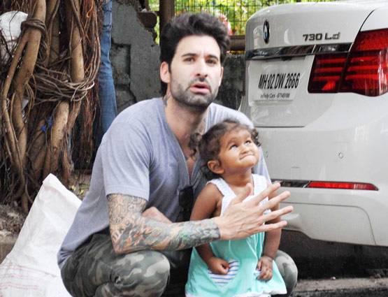 PHOTOS: पापा के साथ मस्ती करती दिखी सनी लियोनी की बेटी