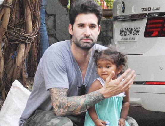 PHOTOS: पापा के साथ मस्ती करती दिखी सनी लियोनी की बेटी