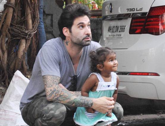 PHOTOS: पापा के साथ मस्ती करती दिखी सनी लियोनी की बेटी