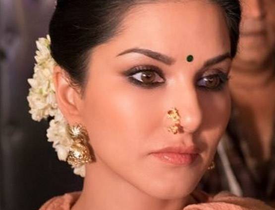 गणेशोत्सव पर बॉलीवुड हसीनाओं के फेस्टिव फैशन पर टिकीं नजरें, PHOTOS