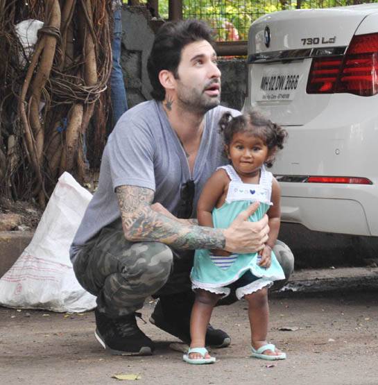 PHOTOS: पापा के साथ मस्ती करती दिखी सनी लियोनी की बेटी