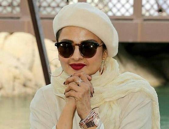 काजोल, प्रियंका से आएशा टाकिया तक, इन सर्जरियों का लिया है सहारा