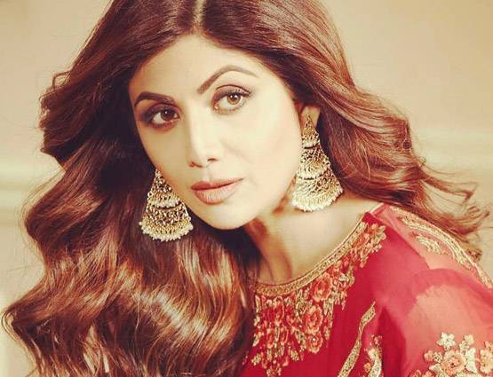 काजोल, प्रियंका से आएशा टाकिया तक, इन सर्जरियों का लिया है सहारा