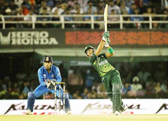 मुजरा देखते हुए पकड़ा गया था ये पाक क्रिकेटर, फिर है विवादों में